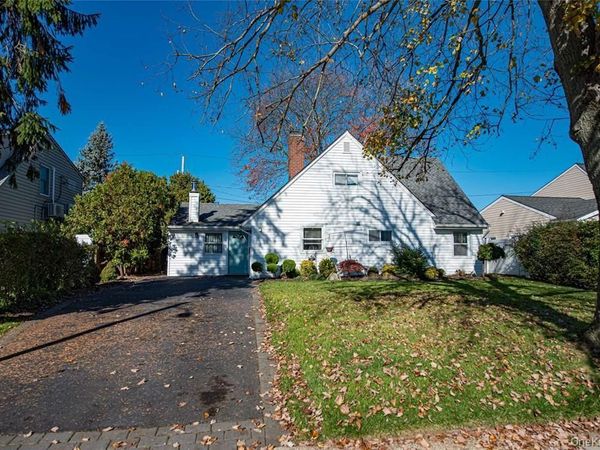 37 Winter Lane, Hicksville, NY 11801