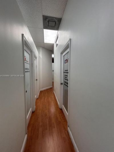 19300 W Dixie Hwy , Unit 10, Miami, FL 33180 Photo