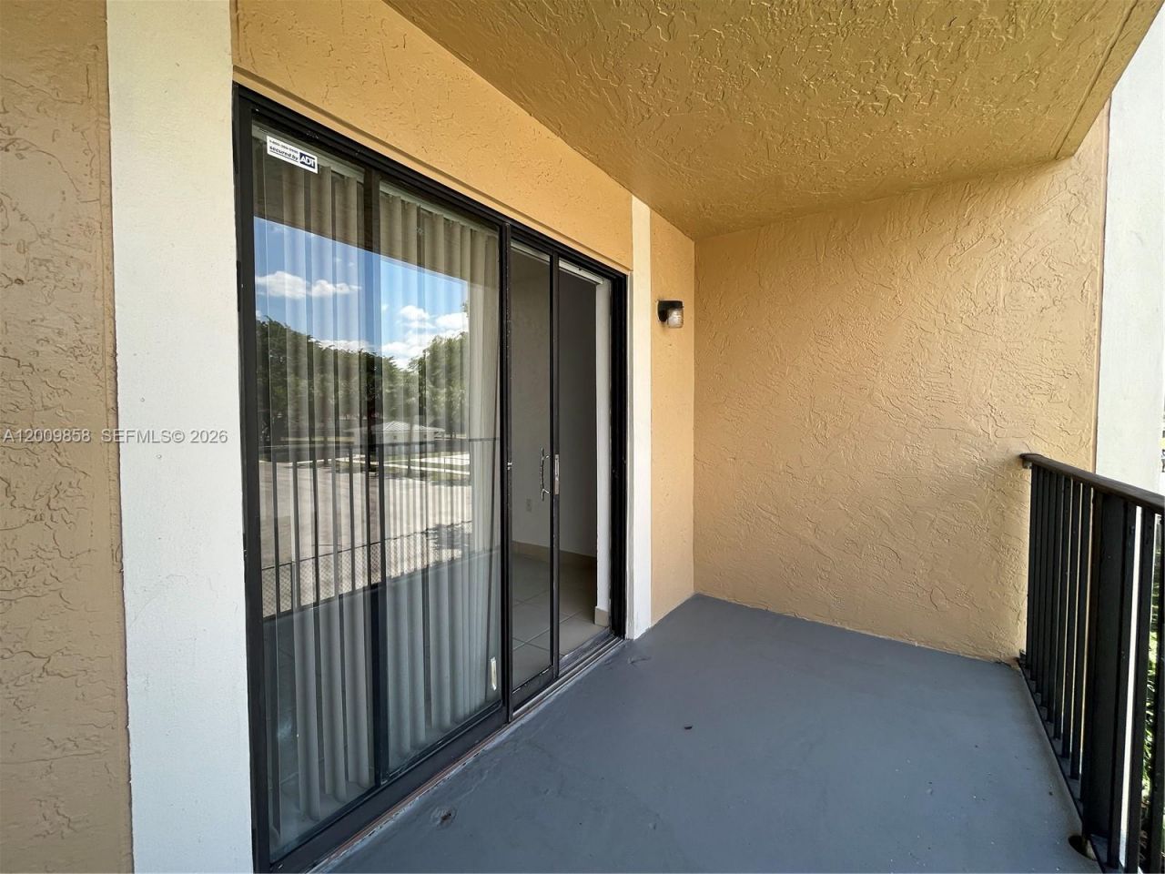 250 W Palm Cir W, Unit 204, Pembroke Pines, FL 33025 Photo