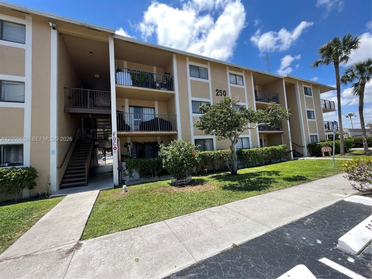 250 W Palm Cir W, Unit 204, Pembroke Pines, FL 33025 Photo