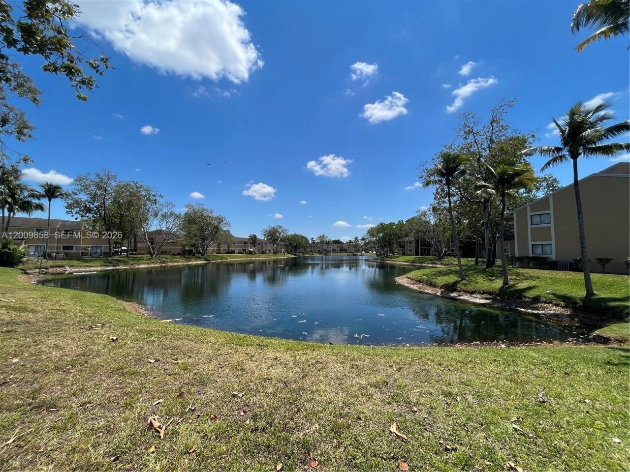 250 W Palm Cir W, Unit 204, Pembroke Pines, FL 33025 Photo