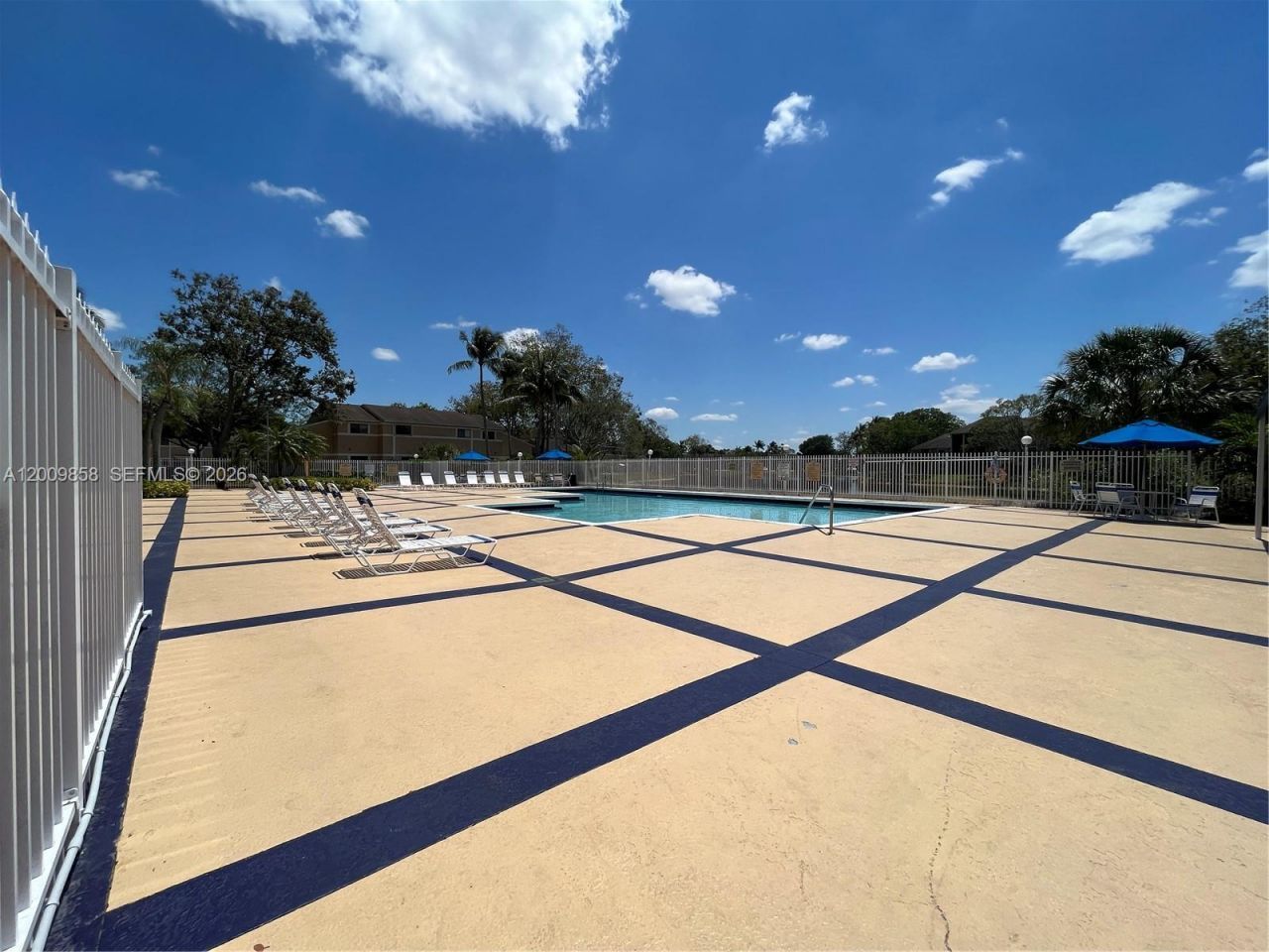 250 W Palm Cir W, Unit 204, Pembroke Pines, FL 33025 Photo