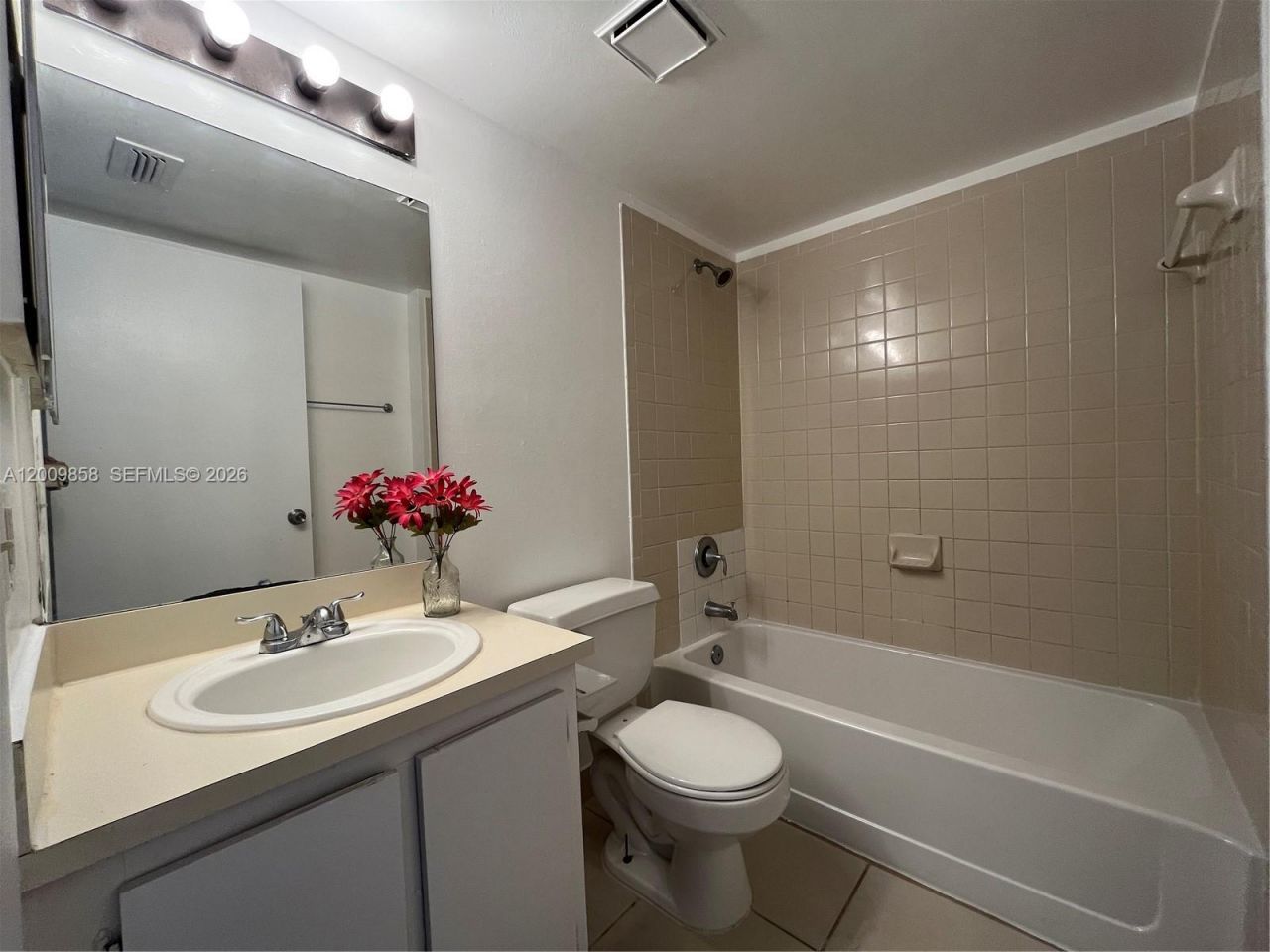 250 W Palm Cir W, Unit 204, Pembroke Pines, FL 33025 Photo