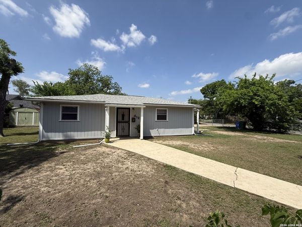 412 E WALNUT ST, Seguin, TX 78155