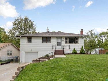 10934 Prairie Village Drive , Omaha, NE 68124