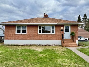 211 10th Street NW, Chisholm, MN 55719