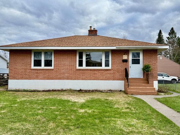 211 10th Street NW, Chisholm, MN 55719