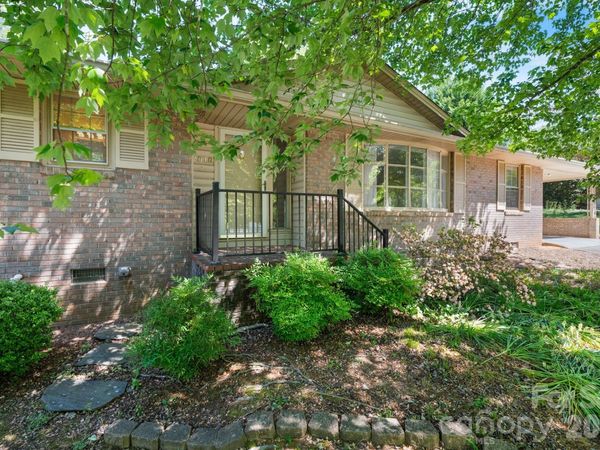 2010 12th Street Drive NW, Hickory, NC 28601