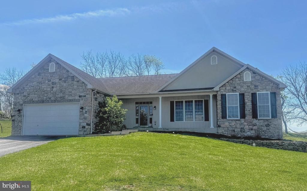 54 WALNUT DR W, BERNVILLE, PA 19506