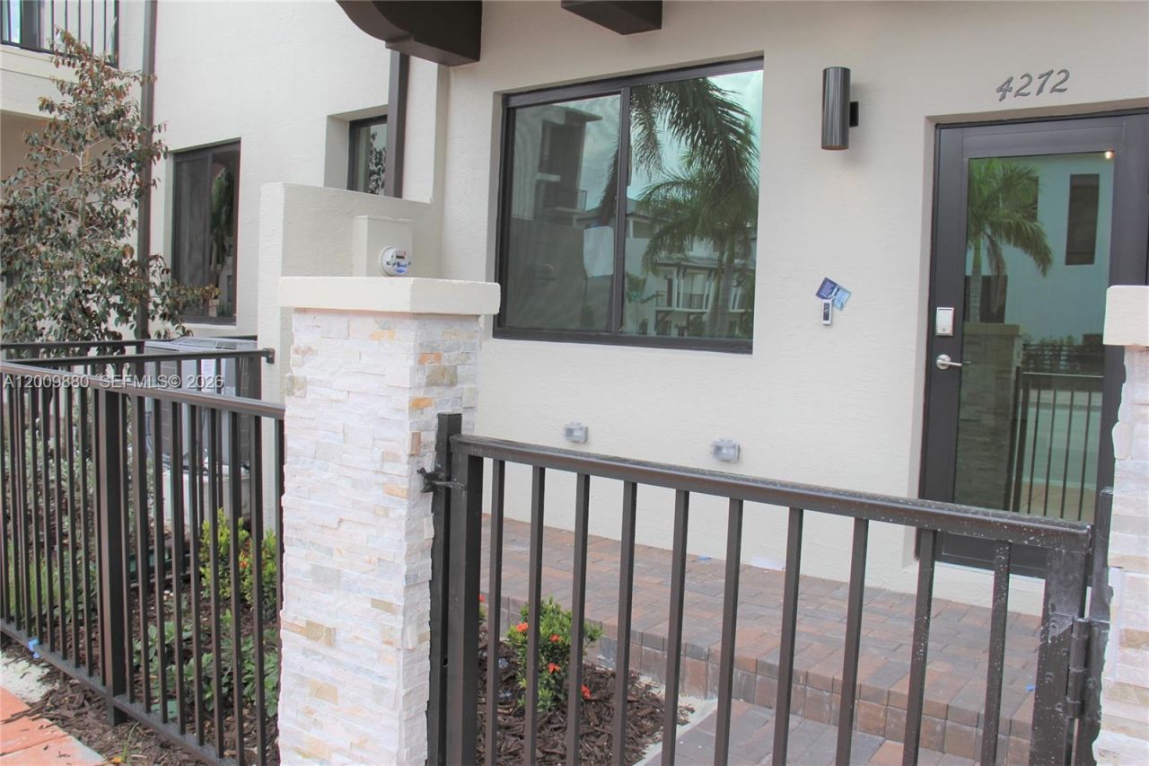4272 NW 82nd Ave, Unit 4272, Doral, FL 33166 Photo