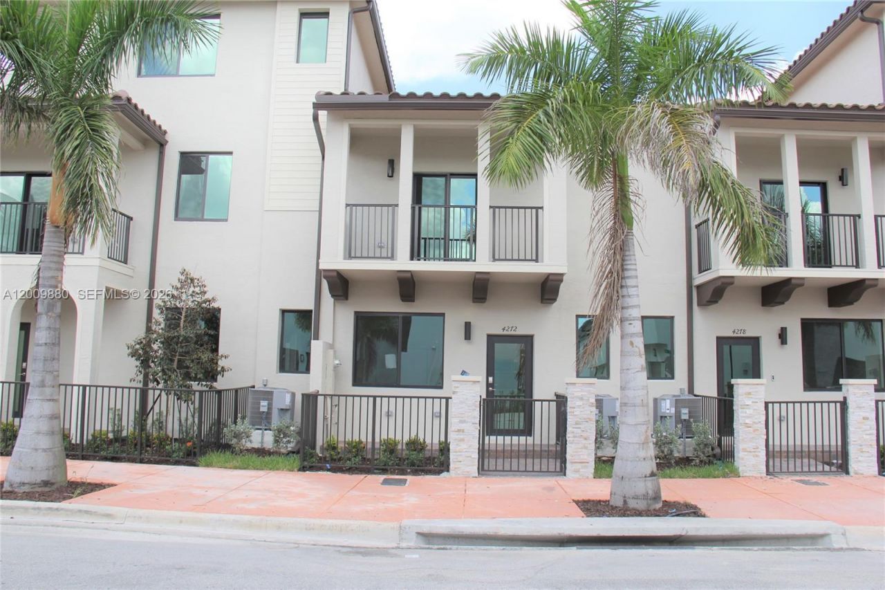 4272 NW 82nd Ave, Unit 4272, Doral, FL 33166 Photo