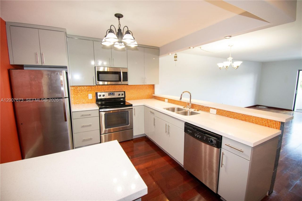 110 S Shore Dr , Unit 5B, Miami Beach, FL 33141 Photo