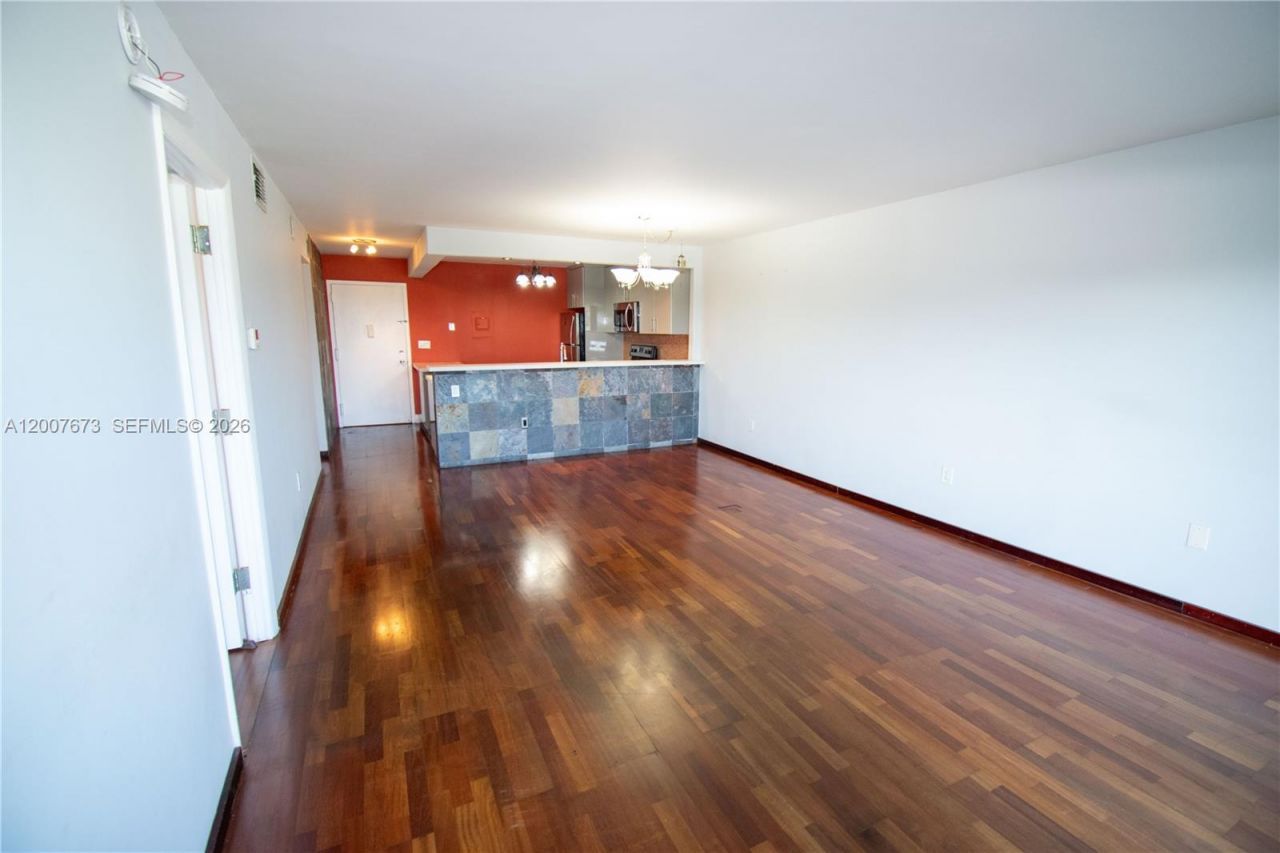 110 S Shore Dr , Unit 5B, Miami Beach, FL 33141 Photo