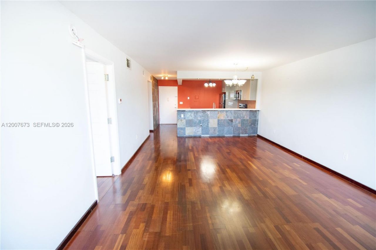 110 S Shore Dr , Unit 5B, Miami Beach, FL 33141 Photo