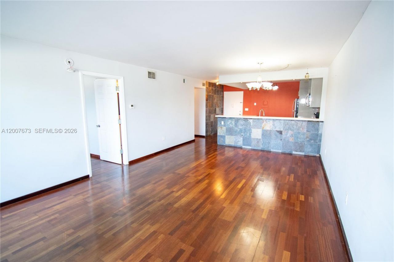 110 S Shore Dr , Unit 5B, Miami Beach, FL 33141 Photo