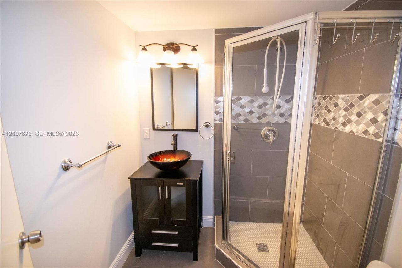 110 S Shore Dr , Unit 5B, Miami Beach, FL 33141 Photo