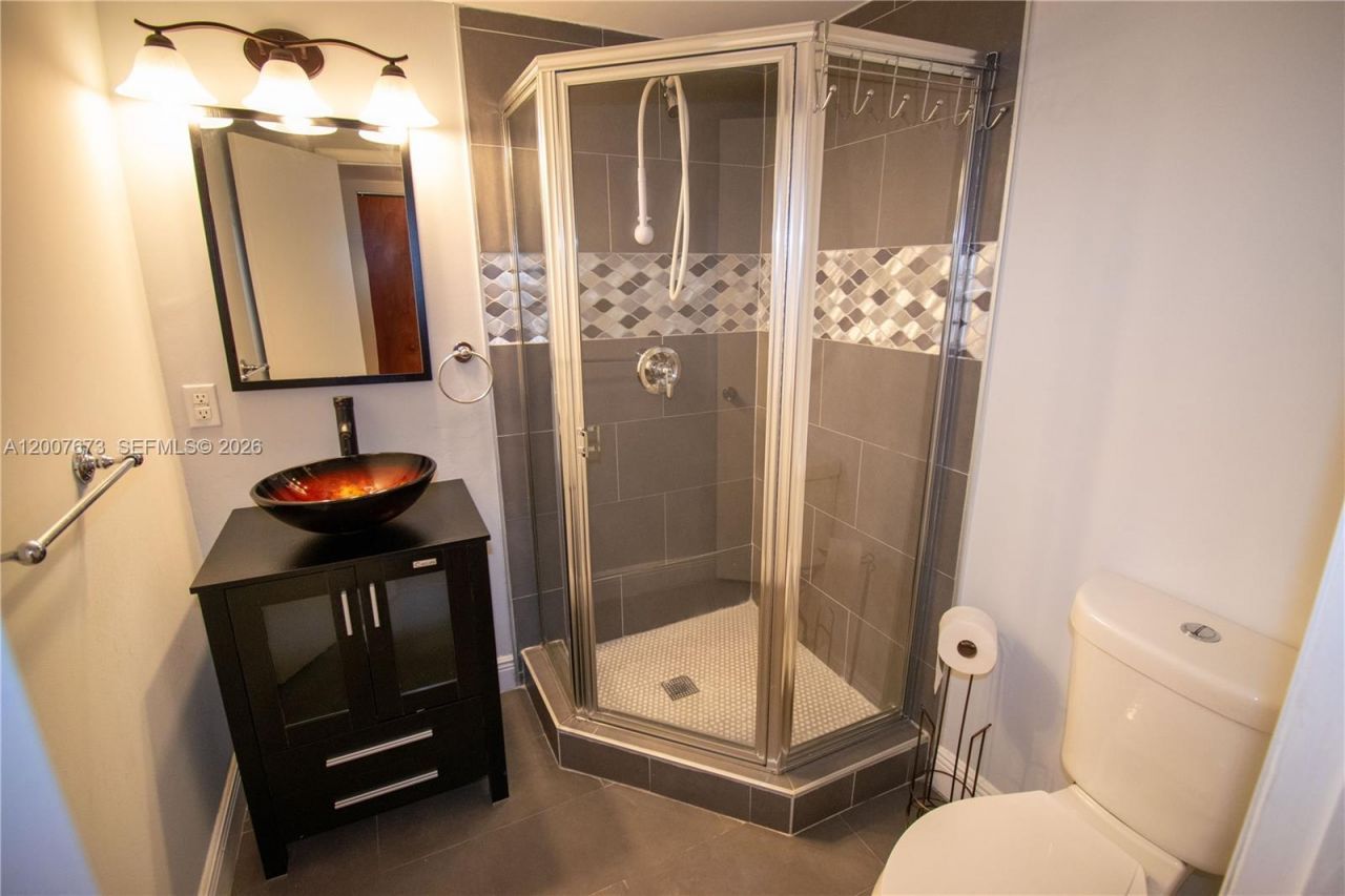 110 S Shore Dr , Unit 5B, Miami Beach, FL 33141 Photo