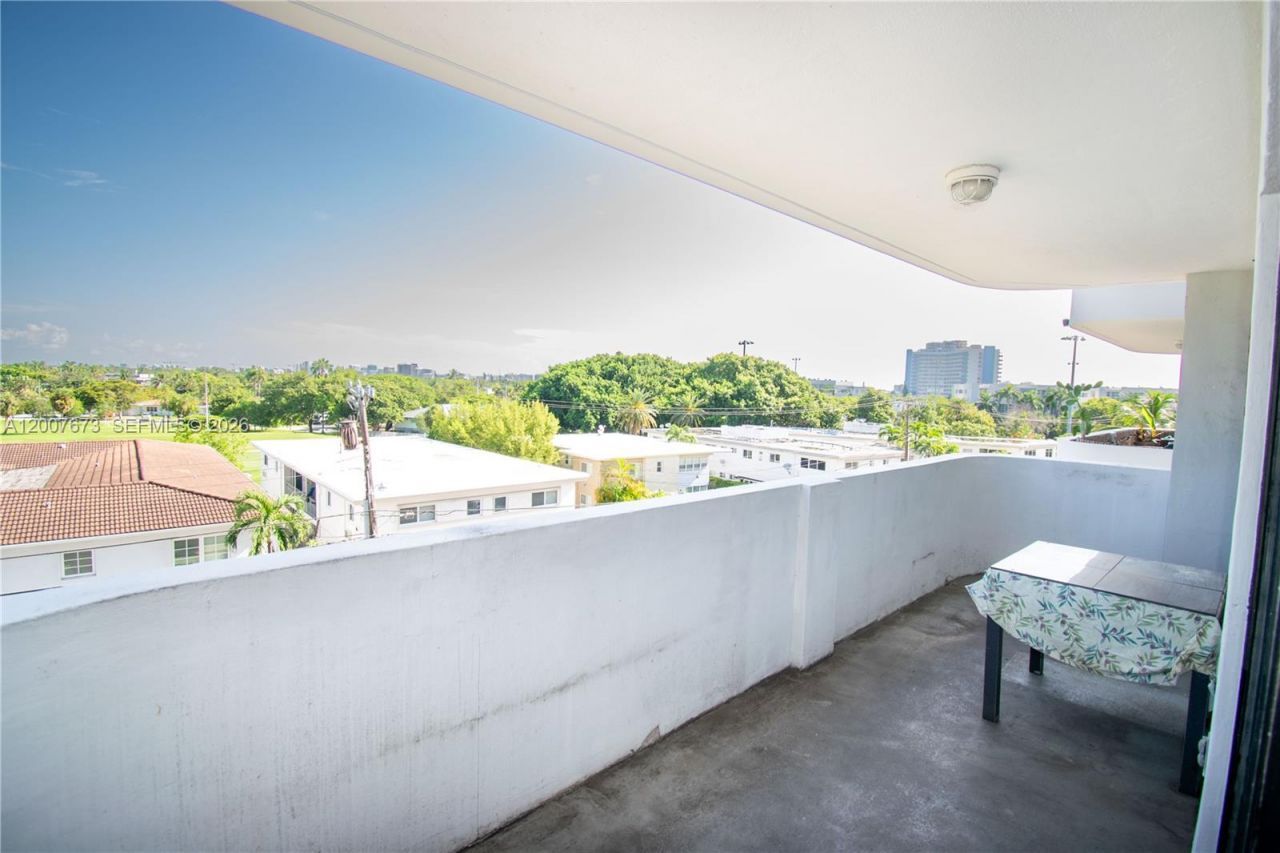 110 S Shore Dr , Unit 5B, Miami Beach, FL 33141 Photo