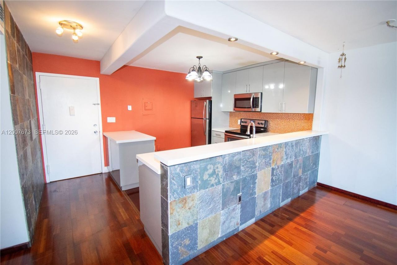 110 S Shore Dr , Unit 5B, Miami Beach, FL 33141 Photo