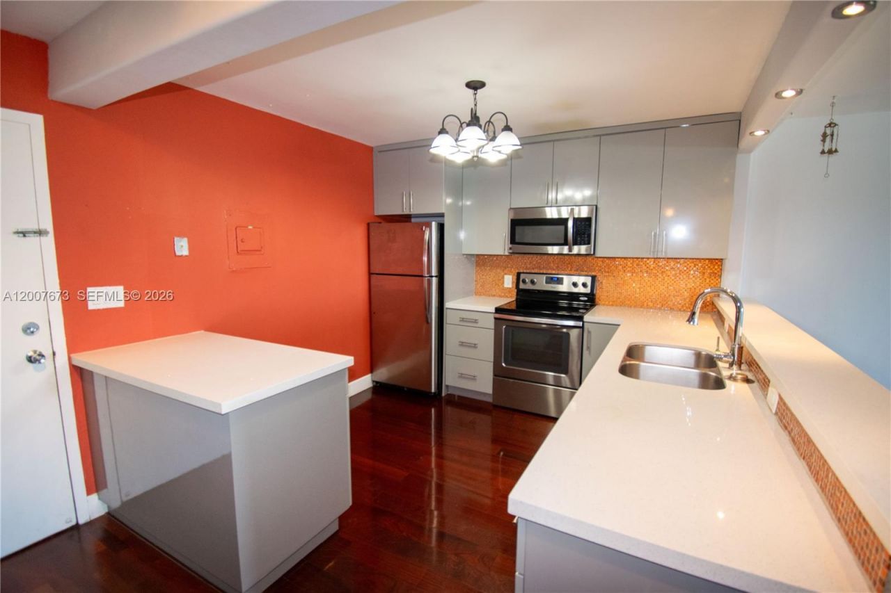 110 S Shore Dr , Unit 5B, Miami Beach, FL 33141 Photo