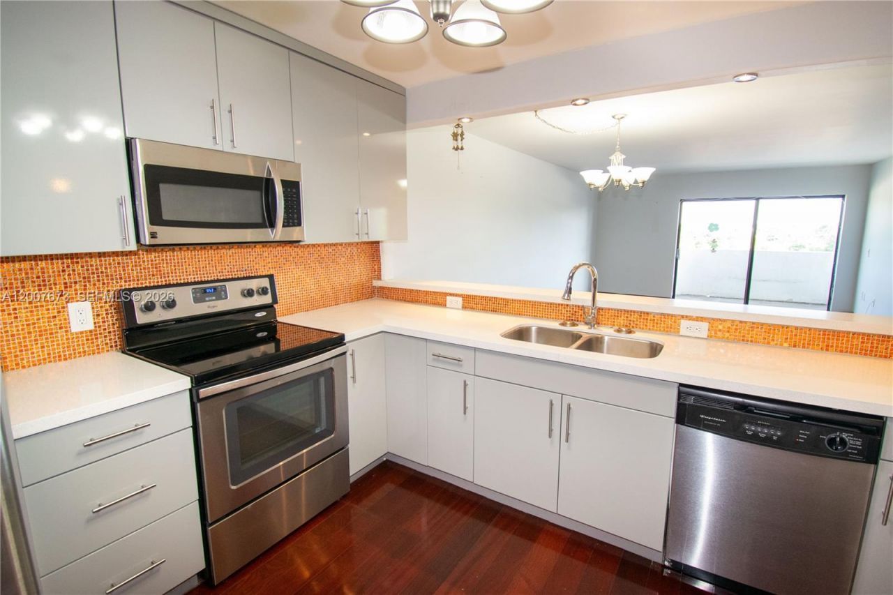 110 S Shore Dr , Unit 5B, Miami Beach, FL 33141 Photo