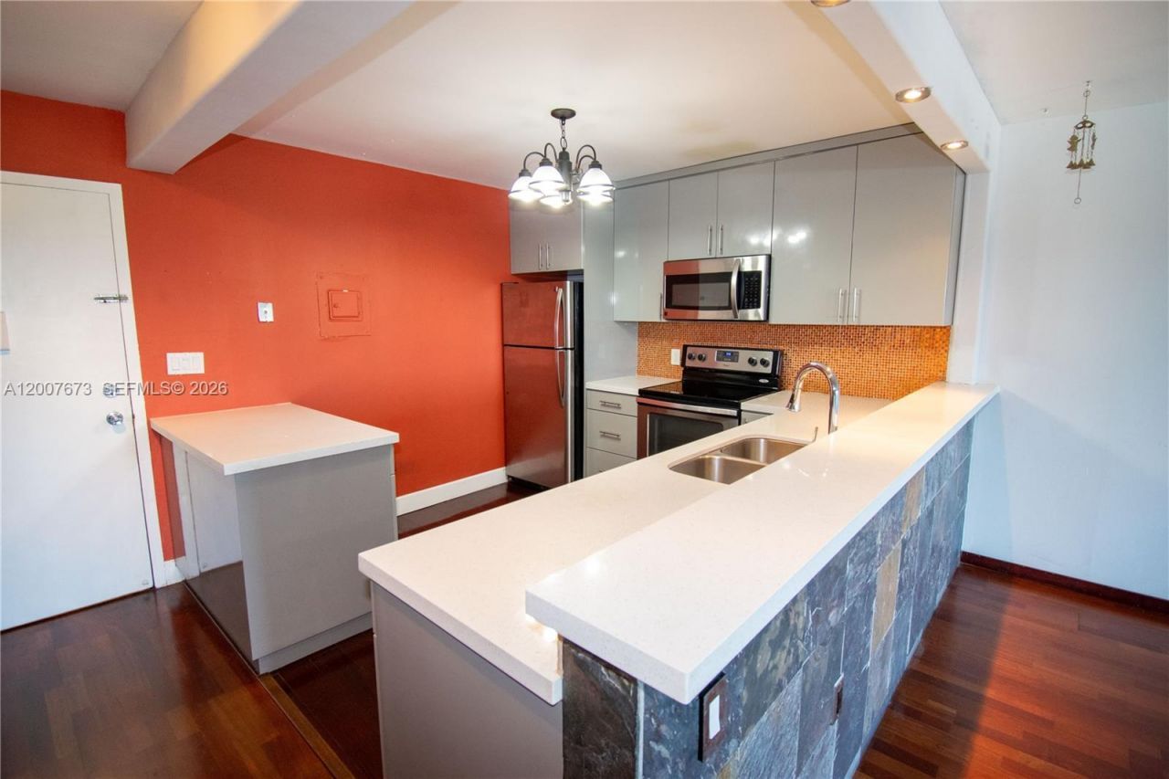 110 S Shore Dr , Unit 5B, Miami Beach, FL 33141 Photo