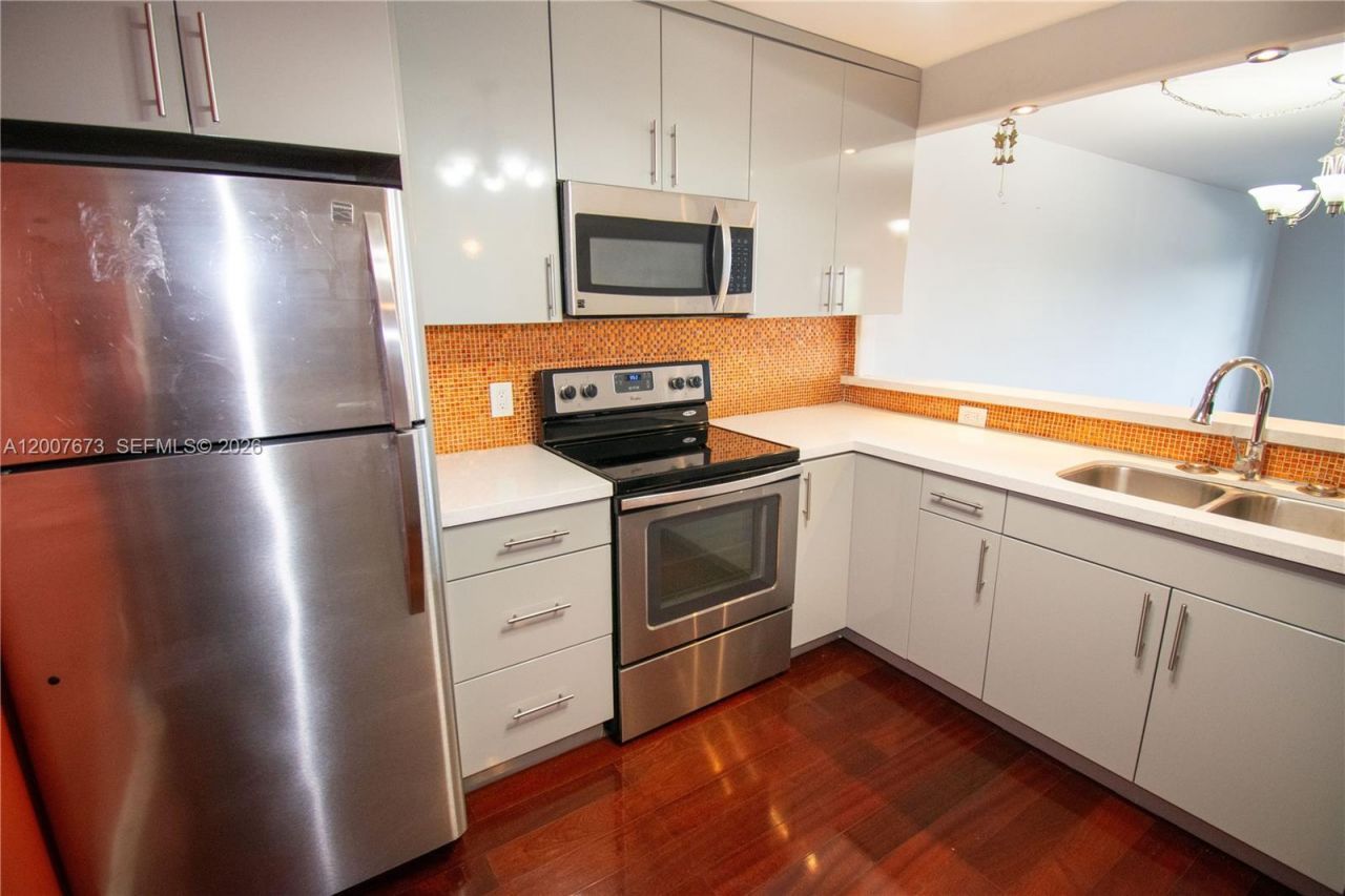 110 S Shore Dr , Unit 5B, Miami Beach, FL 33141 Photo