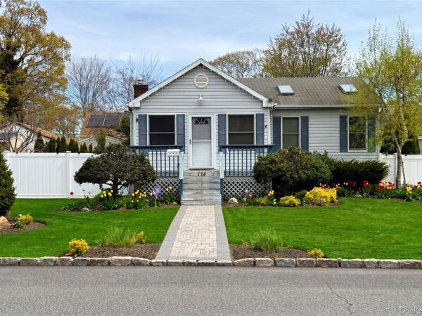 174 Trouville Road , Copiague, NY 11726