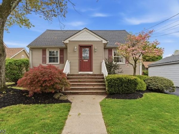2 Oakwood Pl, North Brunswick, NJ 08902
