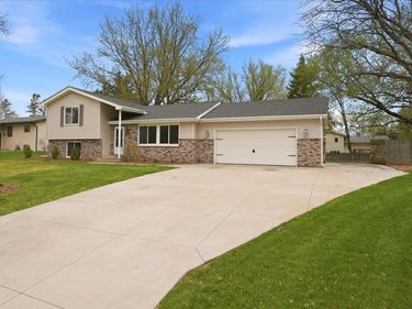 6560 49th Street N, Oakdale, MN 55128