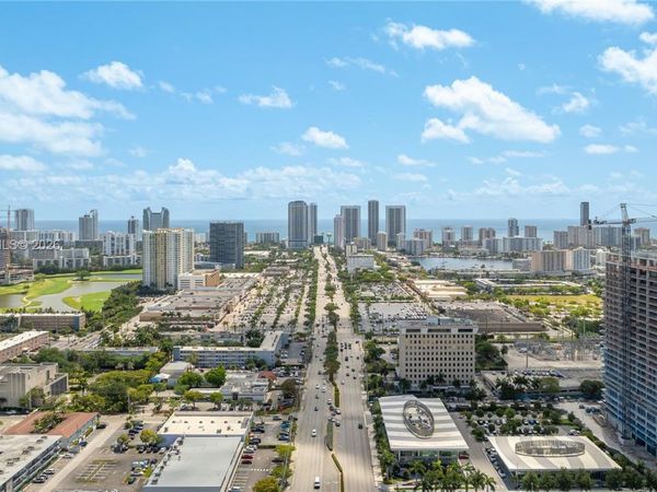 906 NE 5th St , Hallandale Beach, FL 33009