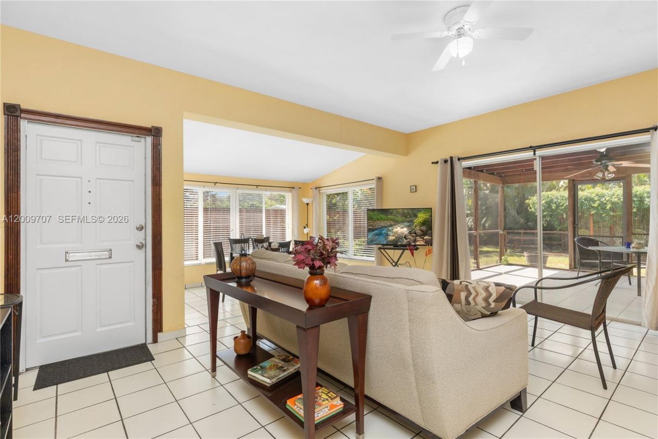 906 NE 5th St , Hallandale Beach, FL 33009 Photo