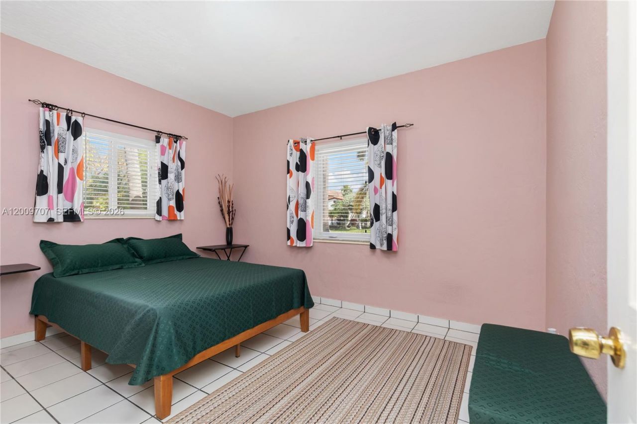 906 NE 5th St , Hallandale Beach, FL 33009 Photo