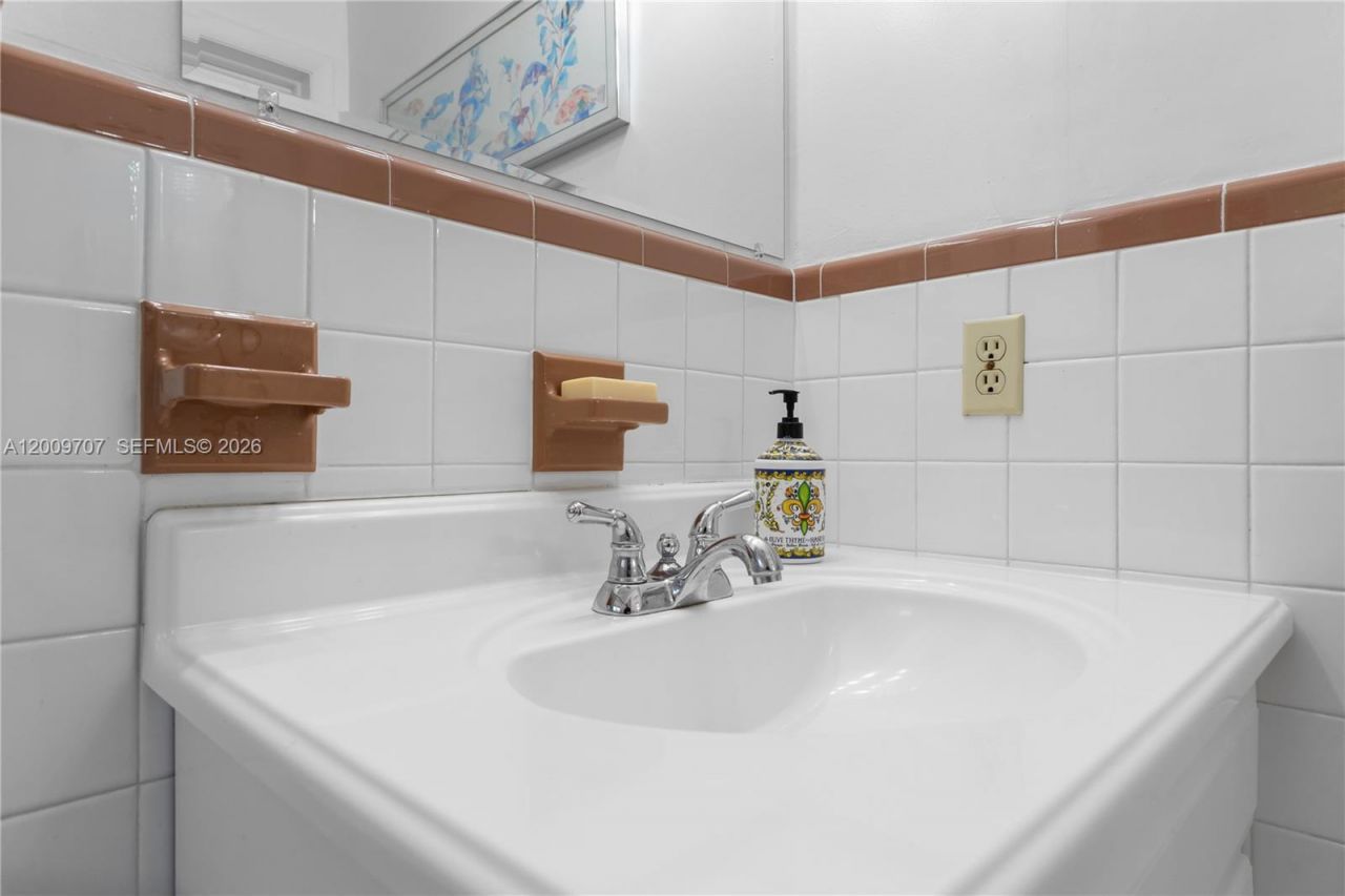 906 NE 5th St , Hallandale Beach, FL 33009 Photo