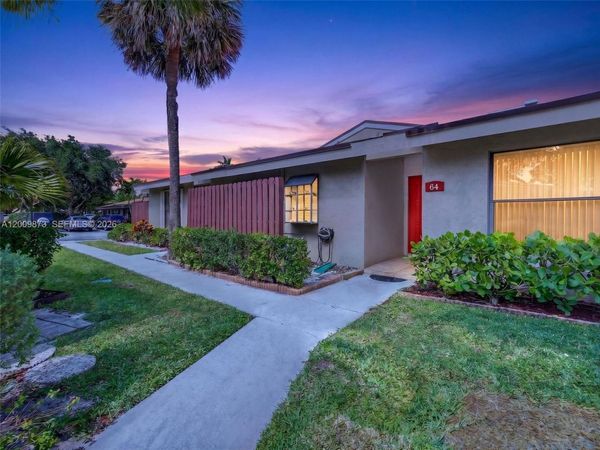 64 Meadows Dr , Boynton Beach, FL 33436