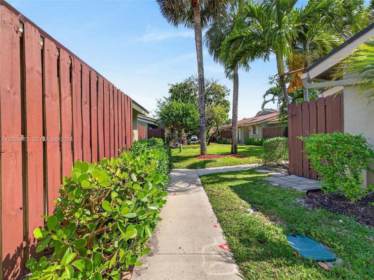 64 Meadows Dr , Boynton Beach, FL 33436 Photo