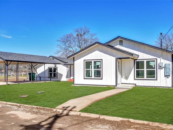 402 W College Street, Jacksboro, TX 76458