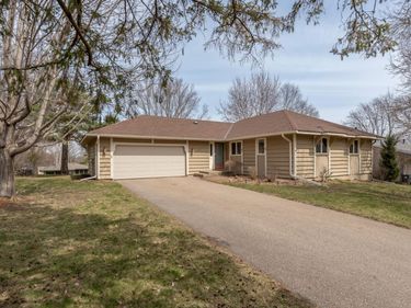 502 Highland Drive , Chanhassen, MN 55317