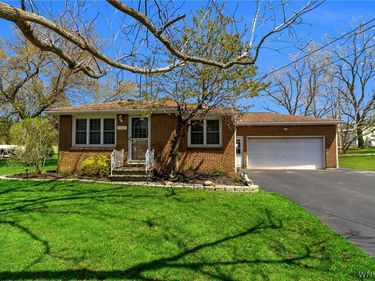 5065 Salt Rd, Clarence, NY 14031