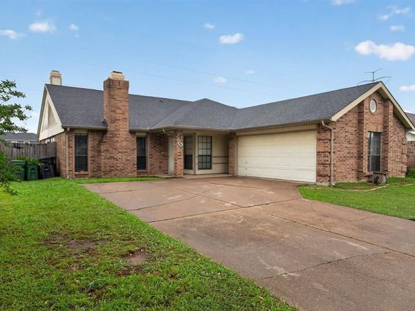 5209 Nocona Lane , Arlington, TX 76018