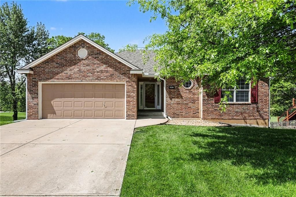 10208 N Spruce Avenue, Kansas City, MO 64156 Main Photo