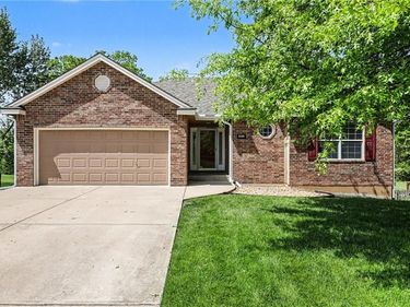 10208 N Spruce Avenue, Kansas City, MO 64156