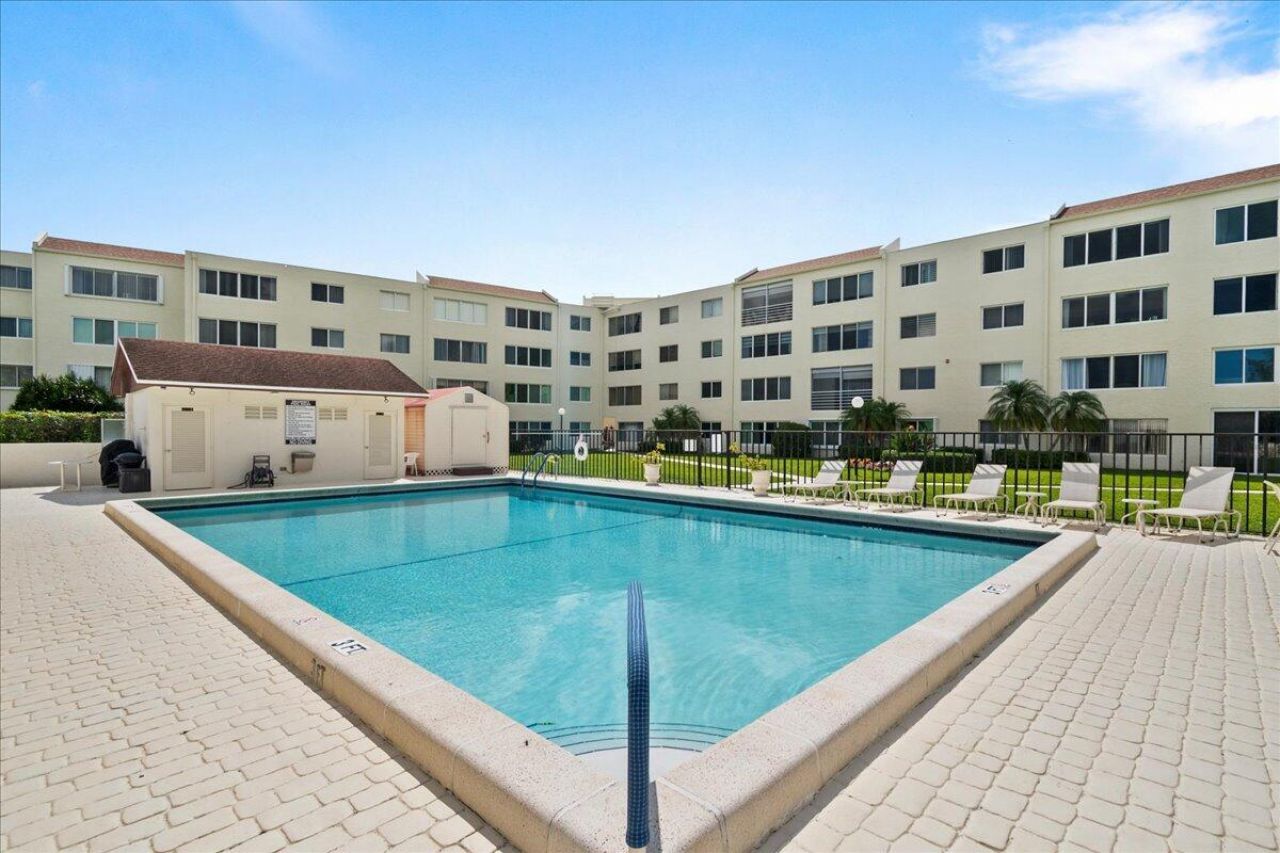 6768 10th Avenue N, Unit 410, Greenacres, FL 33467 Photo