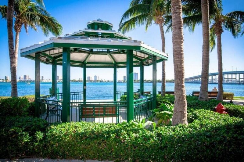 2640 Lake Shore Drive, Unit 1811, Riviera Beach, FL 33404 Photo