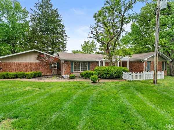 160 Ladue Pines Drive, Creve Coeur, MO 63141