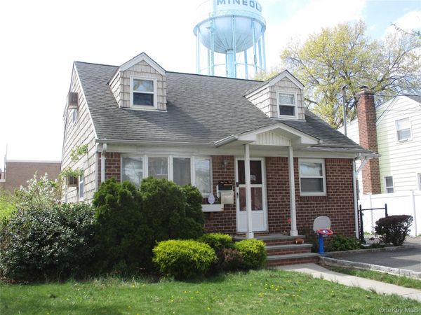 167 Roosevelt Avenue , Mineola, NY 11501
