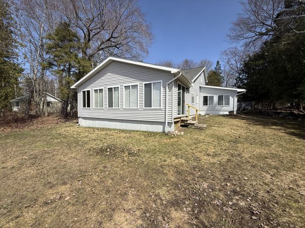 6138 S Laramie LN, Sugar Island, MI 49783