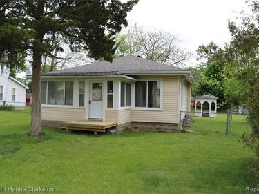 8 Maple Street, Oxford Vlg, MI 48371
