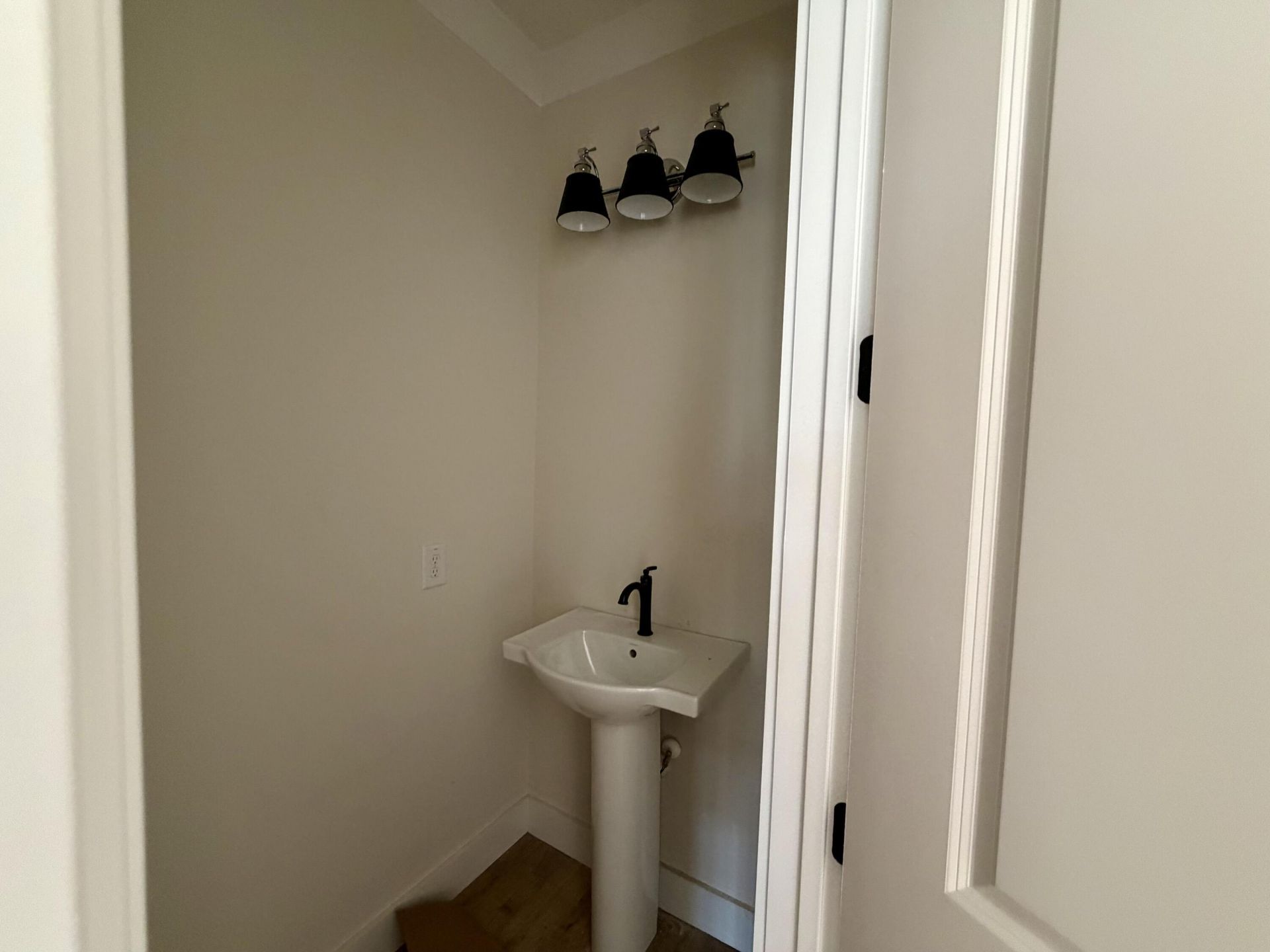 776 Blueway Avenue Photo 17
