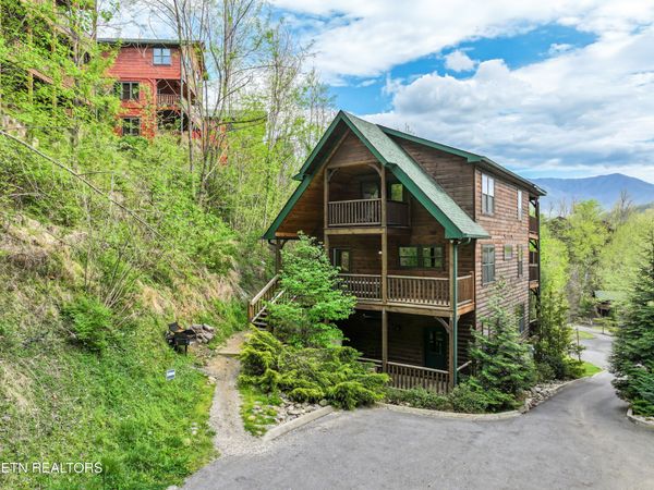 714 Mountain Stream Way, Gatlinburg, TN 37738